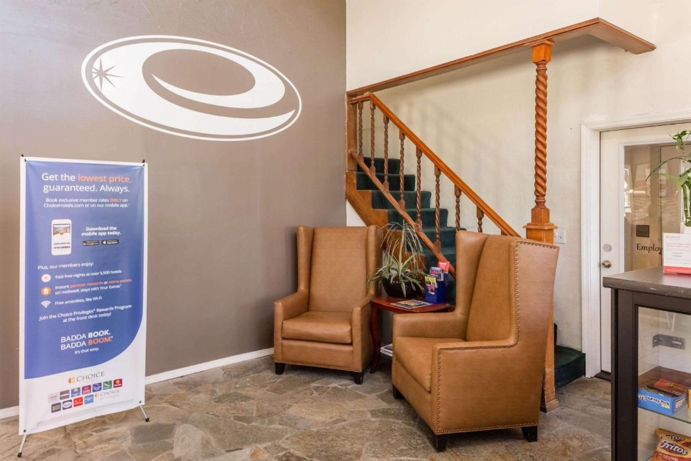 Econo Lodge Inn & Suites