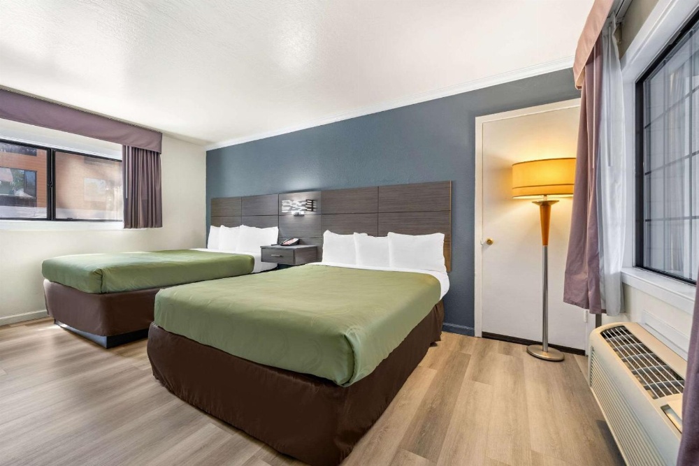 Econo Lodge Inn & Suites