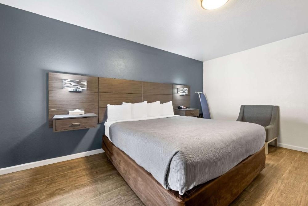 Econo Lodge Inn & Suites